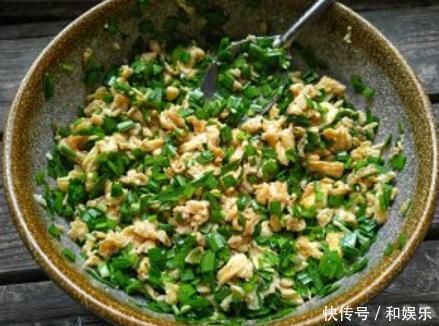 包韭菜饺子时，韭菜老出水大厨教你正确做法，韭菜鲜美不出水