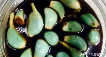 腌制腊八蒜|腌腊八蒜,别只知道放醋!再加2样,香脆爽口,3天就能变绿,好吃
