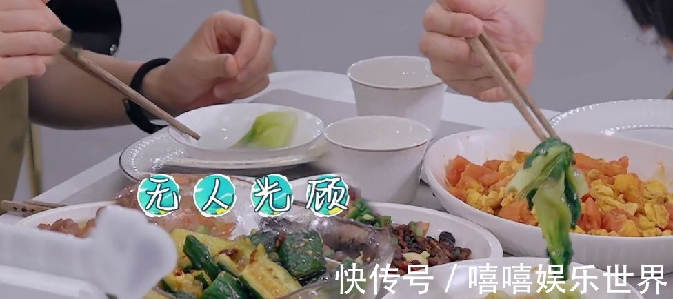 真性情|黄晓明起立敬酒,宁静却坐着,别让真性情成为没礼貌的“保护罩”