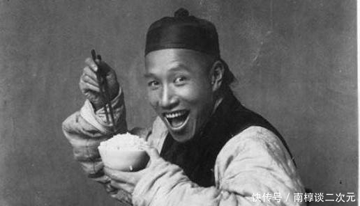 老爷|晚清罕见老照片：皇帝六叔肚大腰圆，老爷和1妻6妾合影！