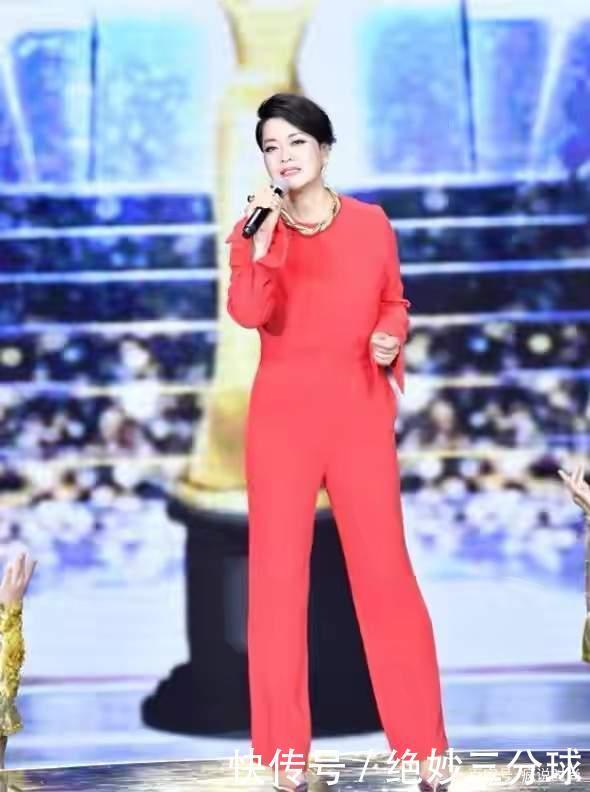 57岁毛阿敏真敢穿,大红连体裤配大金链子,不仅不俗还很高级