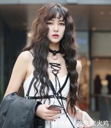 丰腴|街拍:个高青春的小姐姐,丰腴有致,在路人中很显眼!