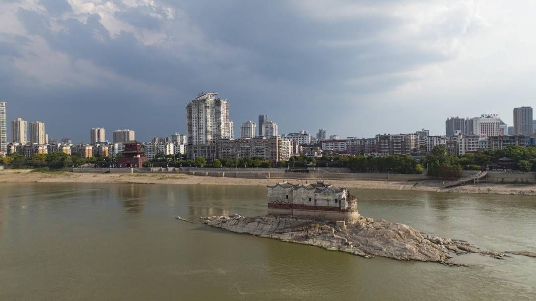 长江鄂州段水位破157年最低 700年“万里长江第一阁”江心露出全貌