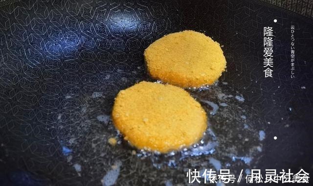 红薯配上糯米粉,无需高超的烹饪技巧,做出让孩子赞不绝口红薯饼