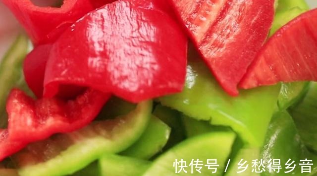 青红菜椒|排骨这样做真美味,搭配萝卜干焖着吃,鲜嫩又营养,家人都爱吃!