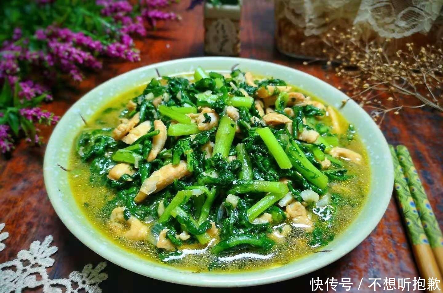 茼蒿炒鸡肉|天越冷，这菜就越肥嫩，正大量上市，3块钱一斤，炒着吃特别香！