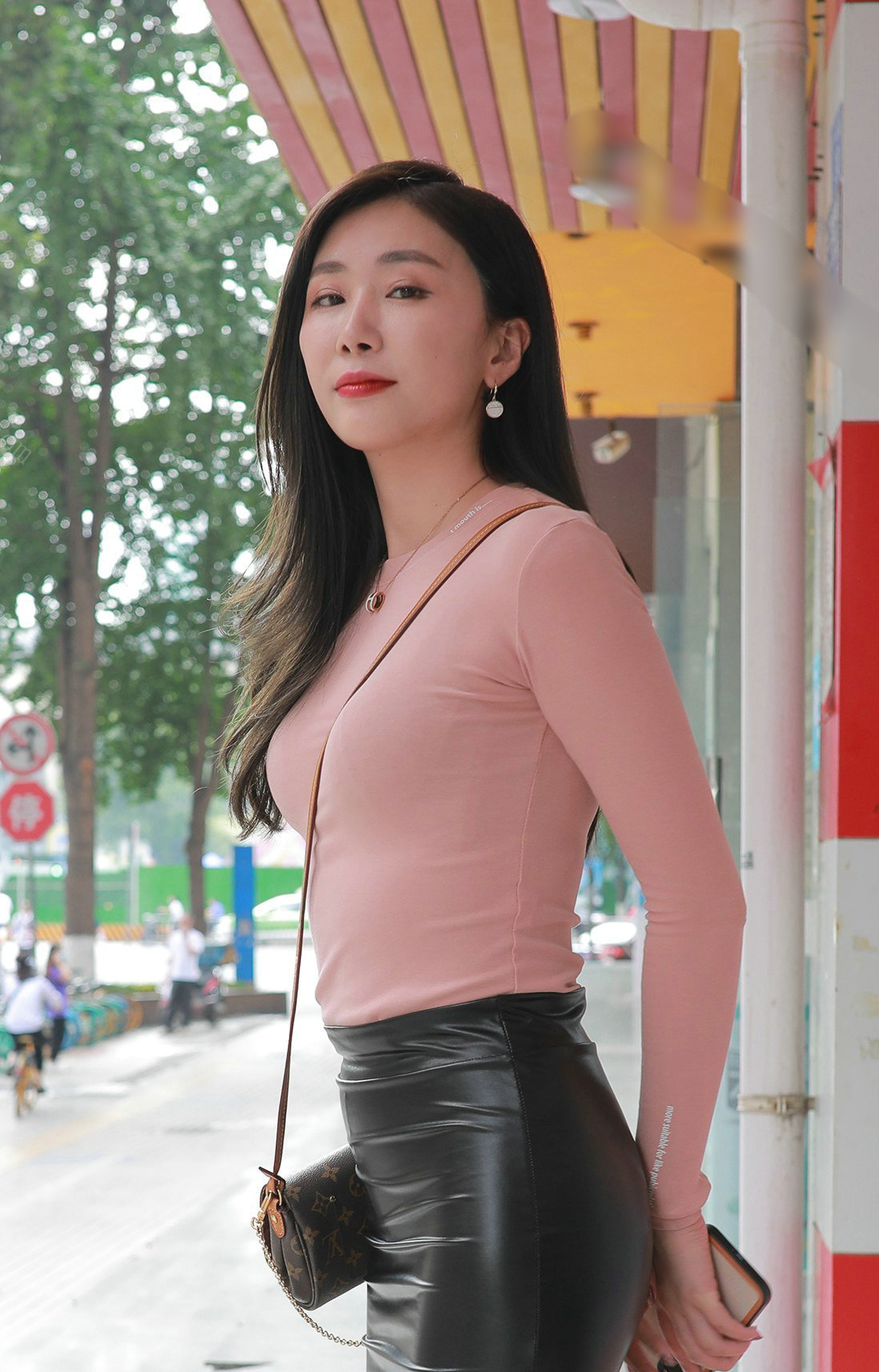小姐姐|健美裤穿搭,简约时尚又修身,穿出了夏季清凉的休闲的风