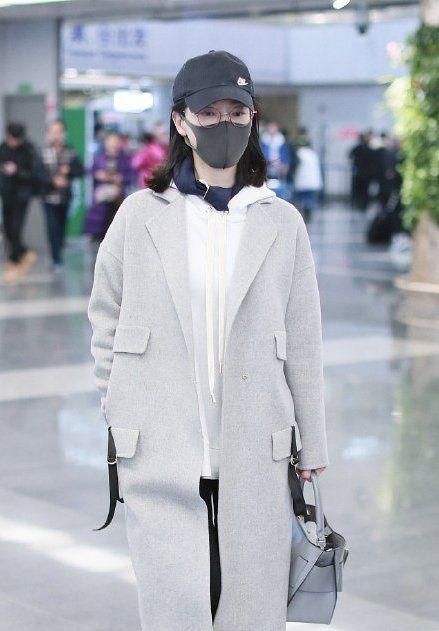 高雅|女明星太有女人味儿,灰色大衣混搭白色连帽衫,穿出高雅风