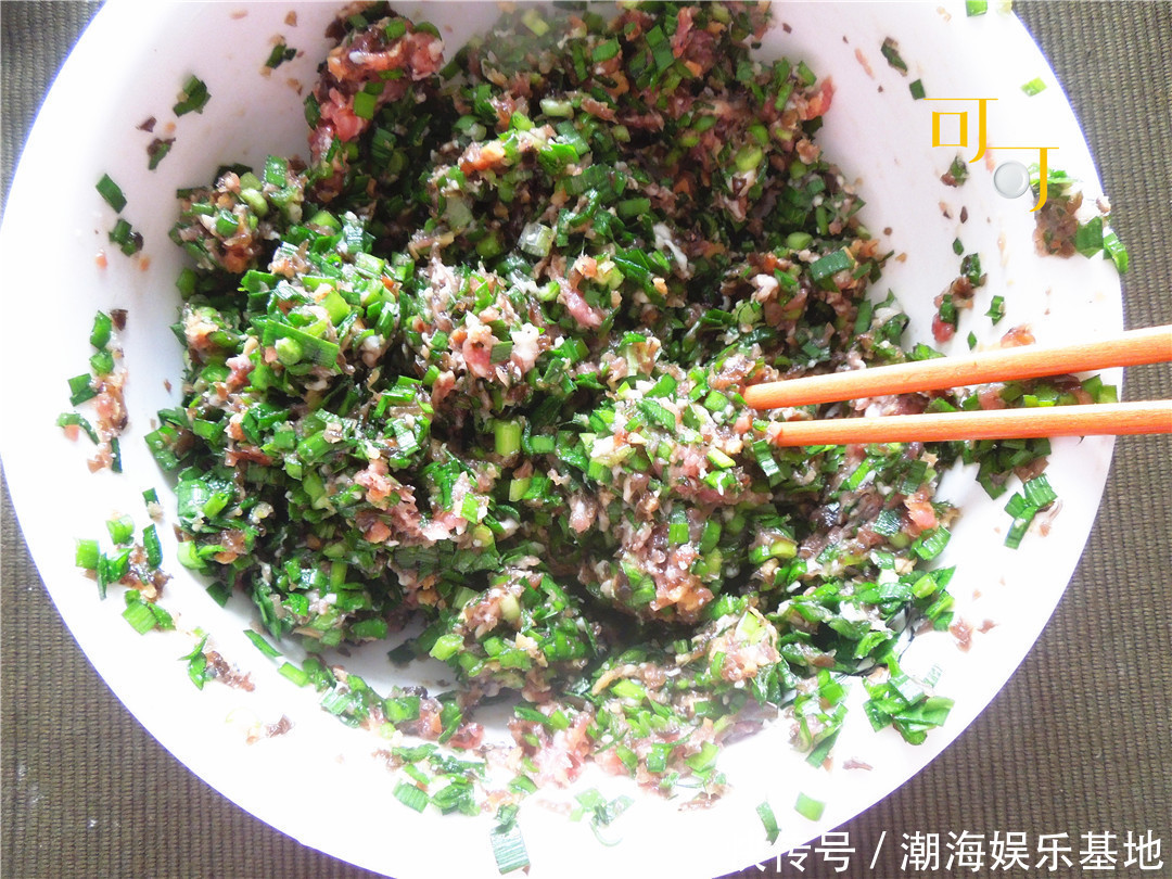 包饺子|出门前给老公准备的三鲜馅饺子，煮着吃煎着吃都可以，太方便