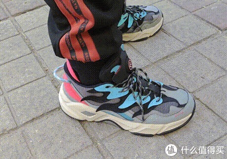 复古风 智趣测评 篇三百二十五:小米有品新上的老爹鞋测评,自带电加热,炫酷还保暖