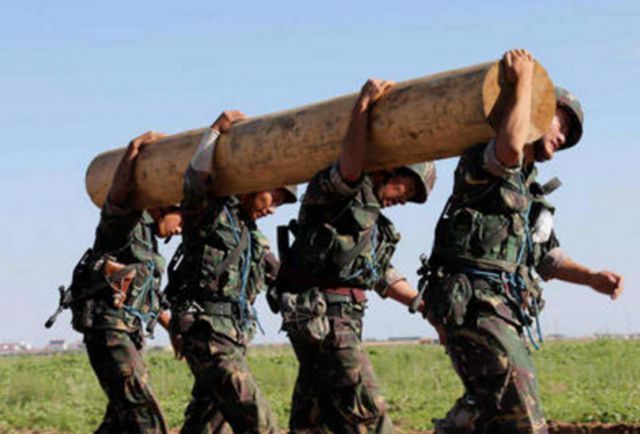 俯卧撑|新兵训练,1分钟做多少个俯卧撑才算合格?普通人难达到