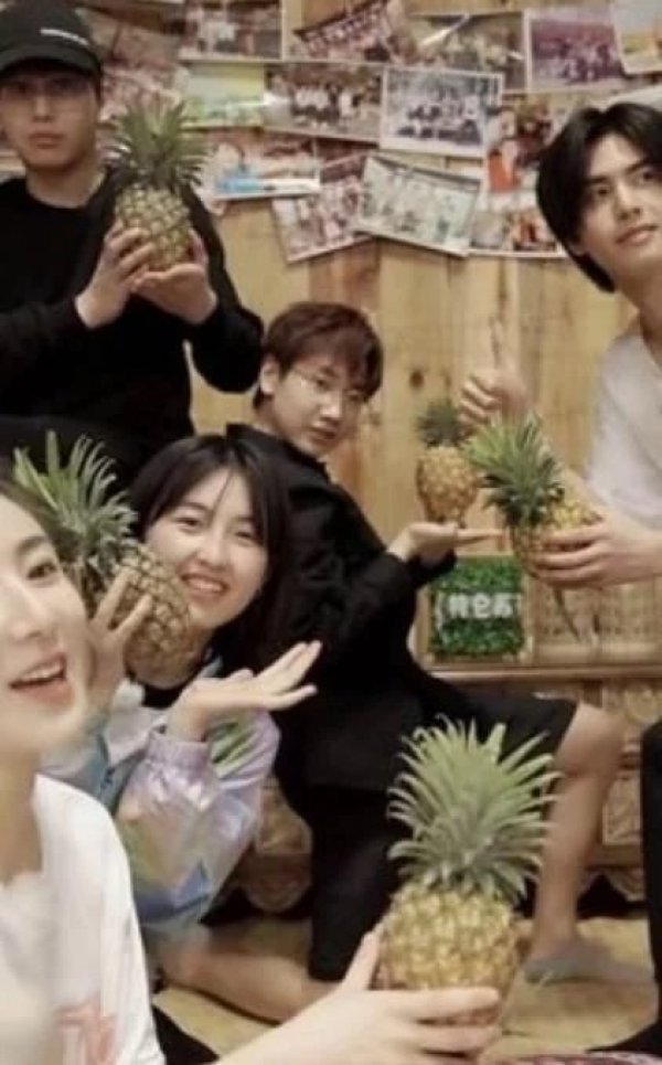 幸亏|幸亏张子枫还是小孩,不然这一举动足以被骂到退圈,艺人不易