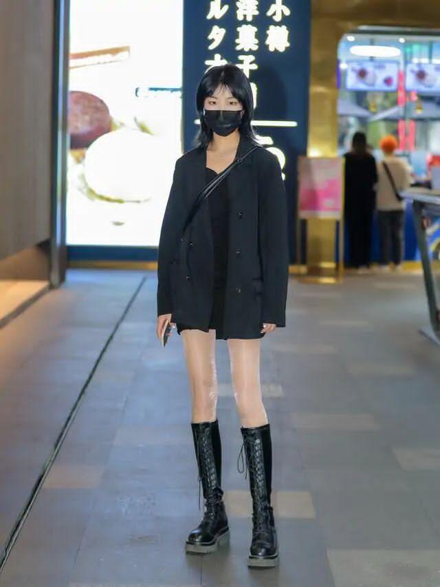 肉感|别再穿堆堆袜了! 街拍达人更爱穿“丝袜”, 高级又显瘦, 很吸睛