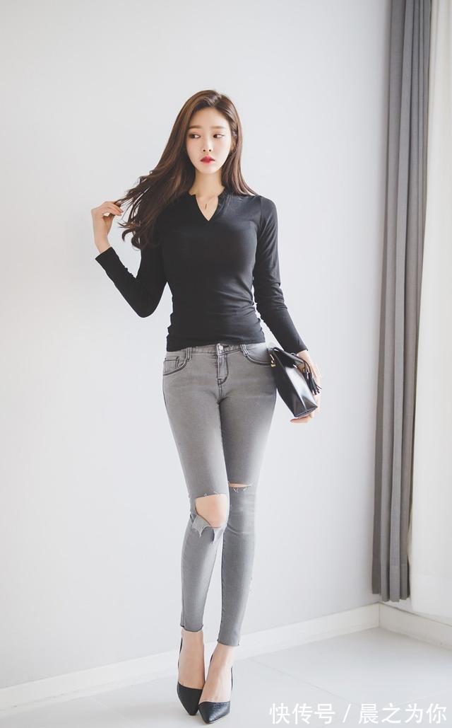 上身后 紧身裤的风格随性大方,在搭配方面也是比较随心,不需要过于花哨