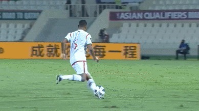 裁判|冲突!国足忍无可忍,16分钟遭3次恶意踩踏,裁判太纵容对方了