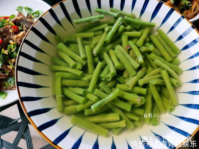 豇豆|一家四口的晚餐，妈妈做了三菜一汤，简单营养味美，家人吃着开心