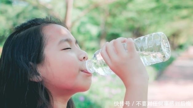 闺蜜|又一个孩子“水中毒”离世,父母快停手,别再给孩子强行喂水了
