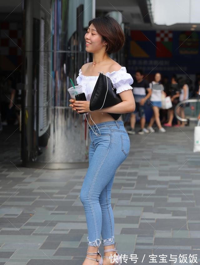 小姐姐 洁白木耳边露脐装,搭配紧身裤,性感时尚又不失活泼可爱!