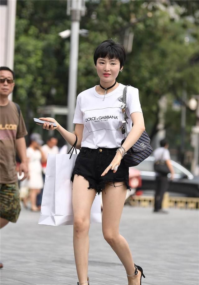 风格|黑色毛边牛仔短裤,搭配白色T恤,一字带细跟鞋,衬托身材高挑