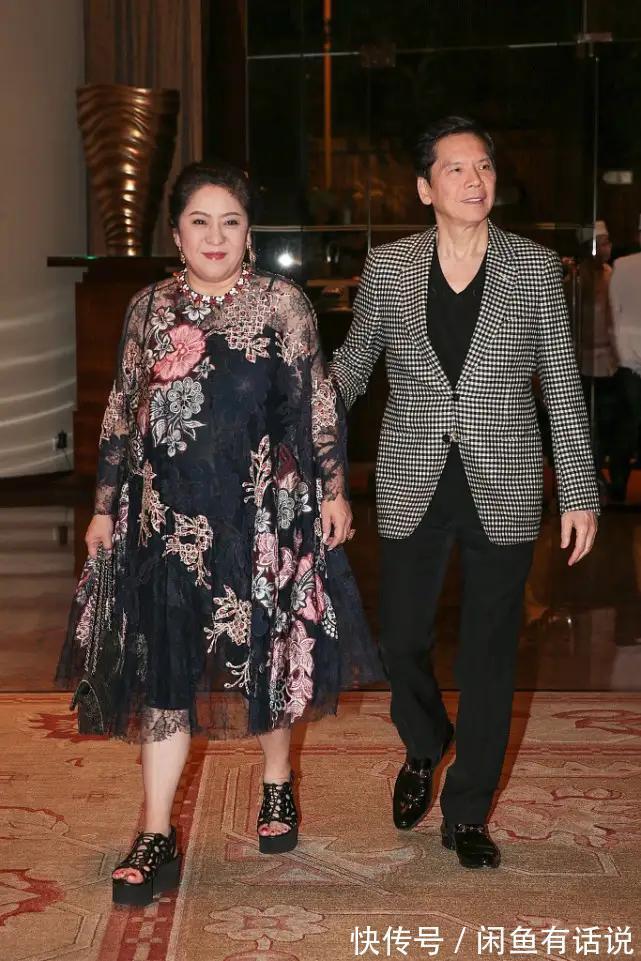 造型|向太真没法低调,穿白衬衫挂一大堆珍珠项链,一看就是高级贵妇