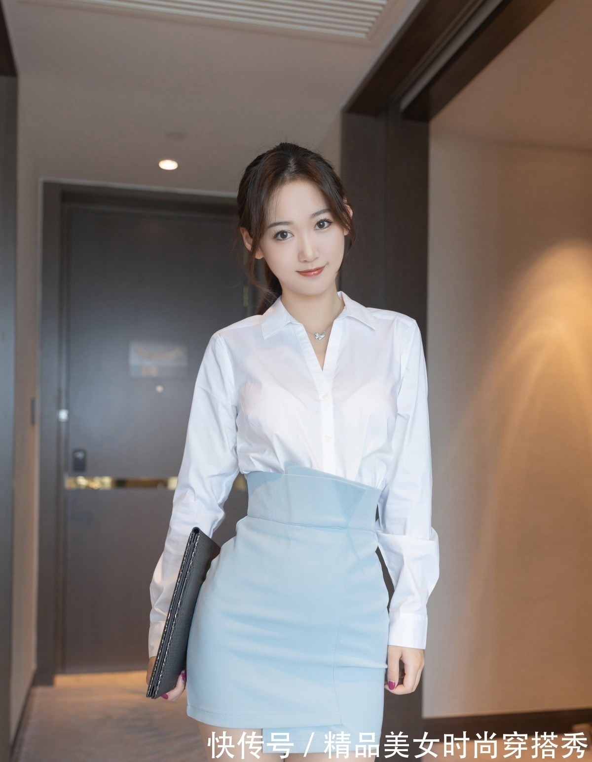 衬衫 白衬衫搭配半身裙,简约的款式不失格调,时尚优雅,美丽动人