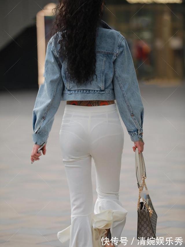 喇叭裤|短款牛仔外套搭配白色喇叭裤,个性满满,穿出自己的风格