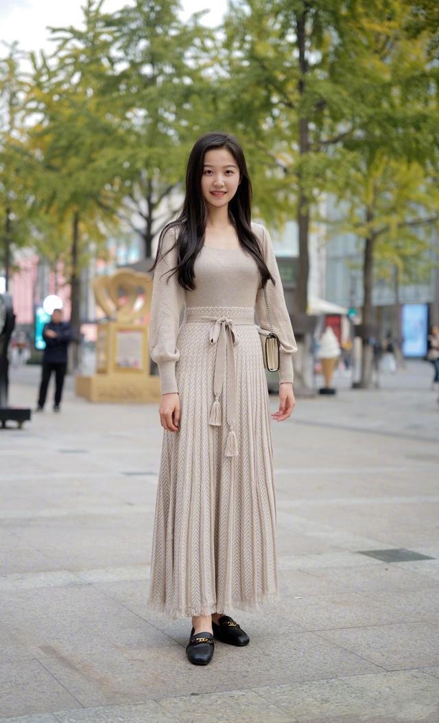 真正会穿的女人,穿裙子很少配高跟鞋,看下面这些潮人你就知道了