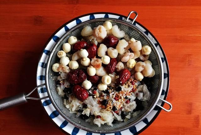 腊八节来临，12样食材熬一锅腊八粥，香甜软糯易消化，好喝营养高