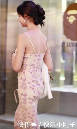  味儿|碎花的吊带连衣裙，搭配上甜美的微笑，彰显着十足的女人味儿