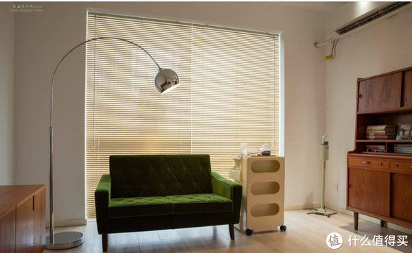 客厅|80后太太的“穷装”新居火了,大白墙不吊顶,却被评为最美盐系家