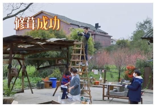 《向往5》迎来最辛劳嘉宾，给凉棚建屋顶，连补3次都漏水