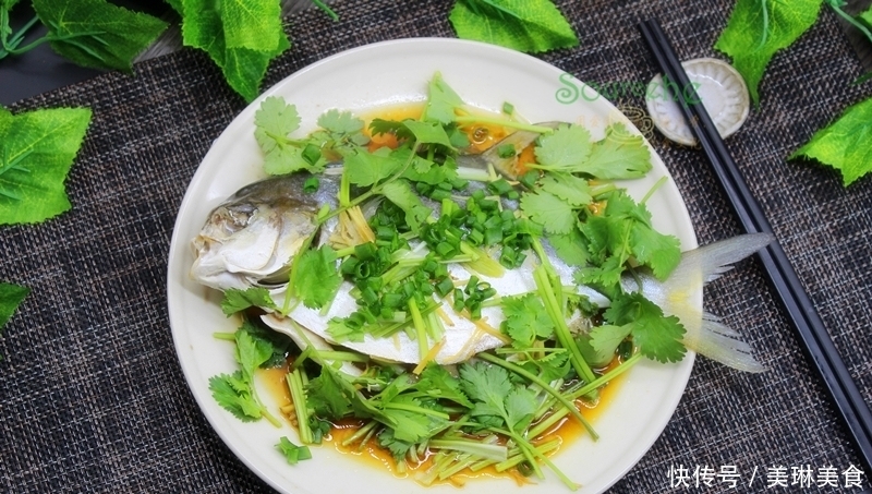 蒸鱼|蒸鱼时多加一步,腥味全无,鱼肉软嫩,汤清味醇,太鲜香了!