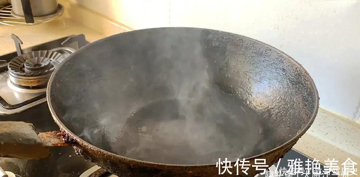 锅底|铁锅,锅底黑垢油污多怎么去除?教你一招,铁锅立马变新锅