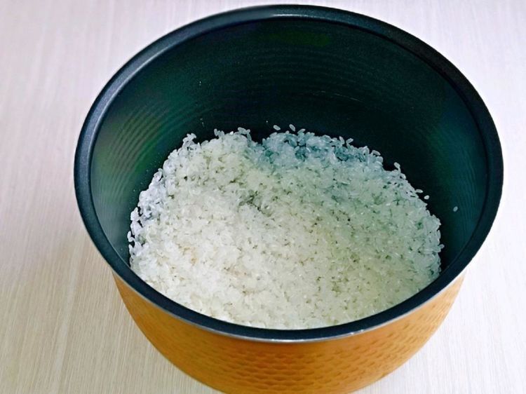 懒人版|懒人版排骨焖饭快速做法，米饭排骨蔬菜一锅端，吃一次就上瘾