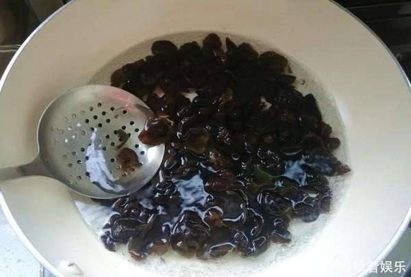 夏天到了，這菜不能隔夜吃，放冰箱也不行，家有老人孩子要注意！