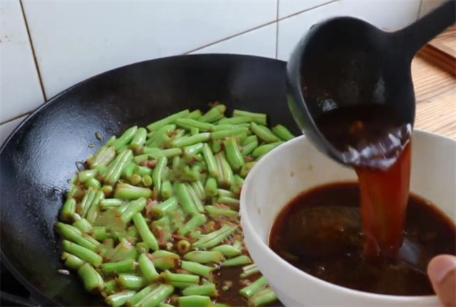 豆角焖面|豆角焖面不用出去吃，手把手教你在家做出来，一次做一大锅不够吃