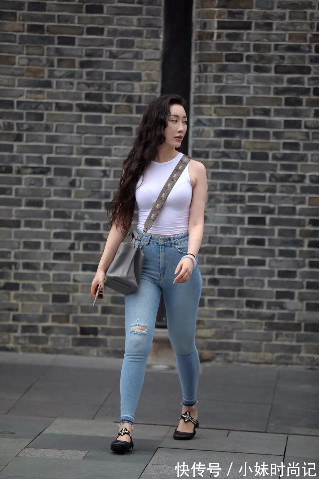 穿搭 街拍路人,简约又耐看的穿搭参考,让你秀出时尚魅力