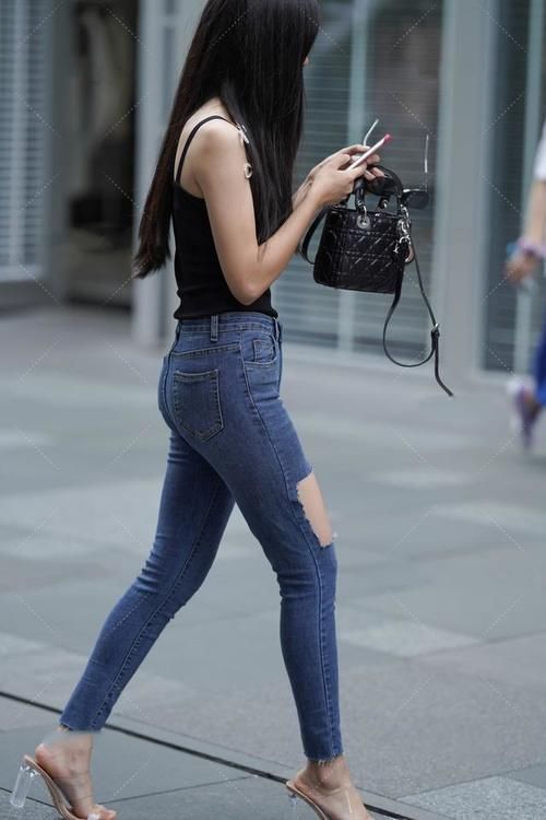 苗条 苗条美女怎么穿搭?黑色吊带背心搭配紧身牛仔裤,展现好魅力!