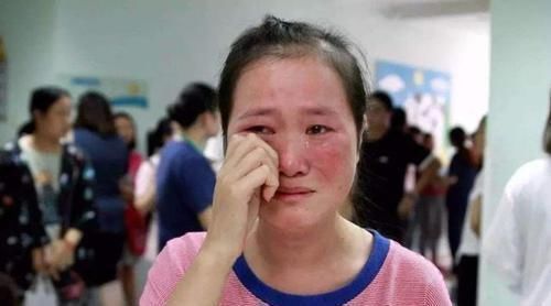 宝妈|奶奶又来假装带娃了,孙子语出伤人,奶奶羞红了脸,宝妈沉默