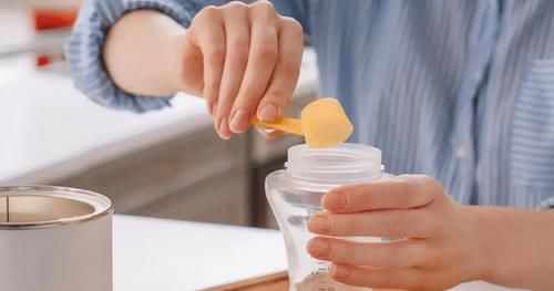 婴儿|小婴儿早上先吃饭还是先喝奶，家长不能一概而论，要根据月龄判断