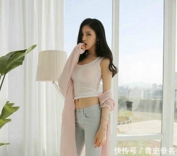 高挑|紧身牛仔裤：靓丽有型的高挑美女，穿出动人身材。