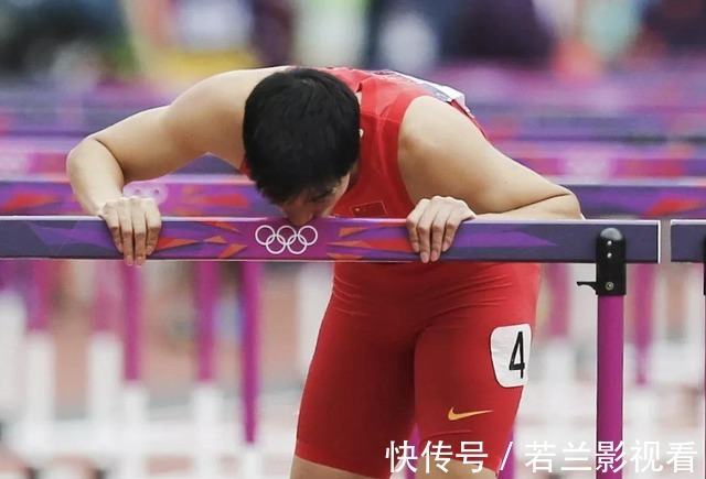 退赛|刘翔2008年为什么退赛?赛前画面流出,曾用脚反复去踢墙面