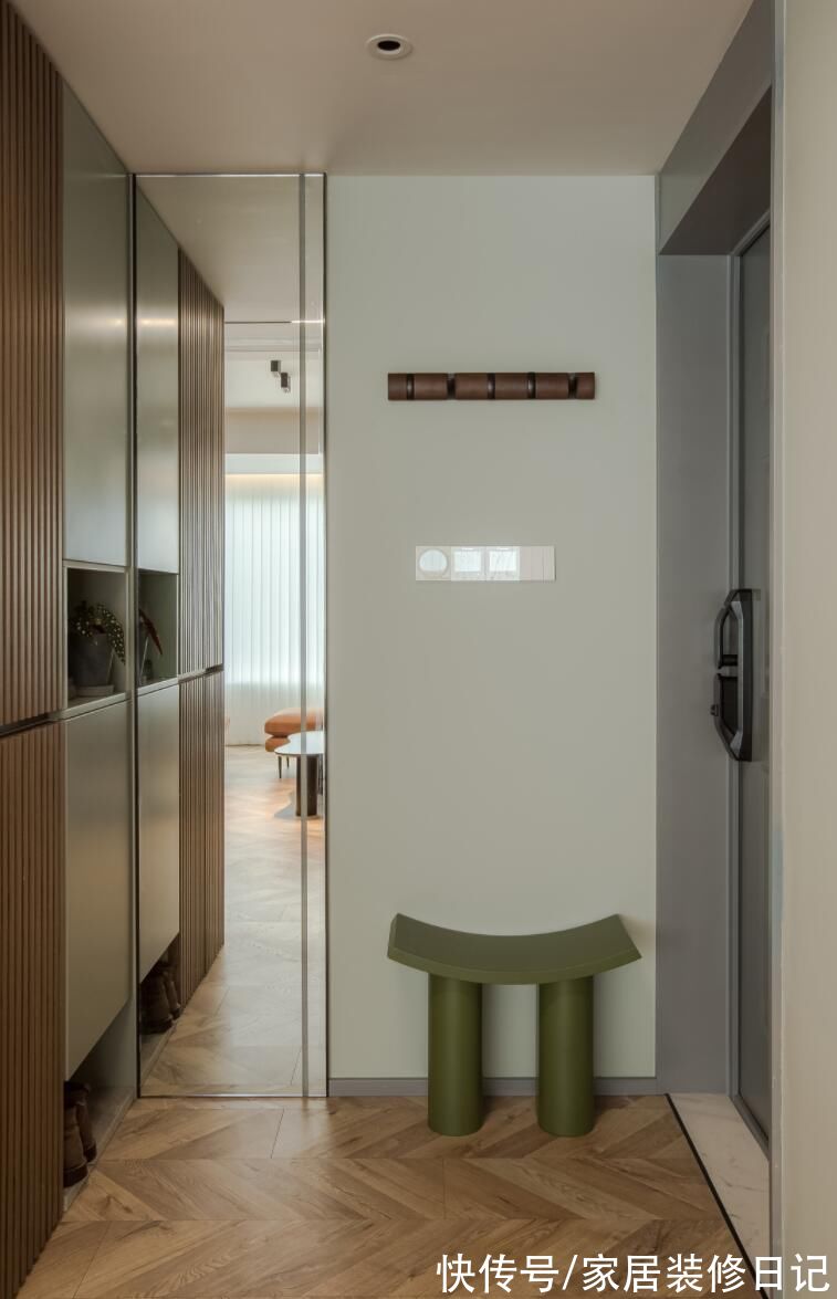 主卧|全屋重新打满柜子,柜门当墙饰,精装“教科书式”改造透着高级感