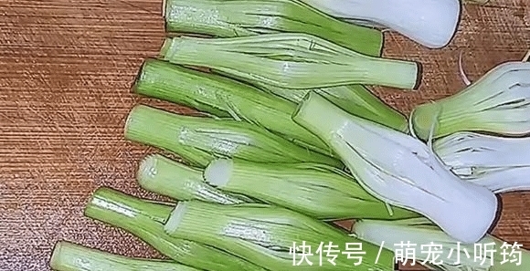 入秋进补,肉别总炒着吃了,搭配这食材,上锅蒸熟浇上料,真鲜香