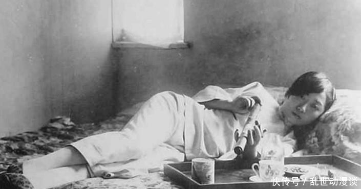 穿着|清末老照片:图一是清朝的乡绅大户,图二是穿着白衬衫的末代皇帝