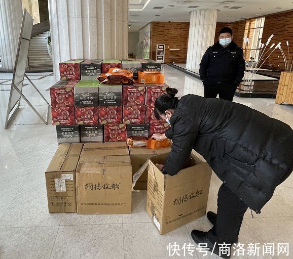 经贸局|商洛“京东云仓”30吨苹果滞销，市县部门变身“销售员”带货