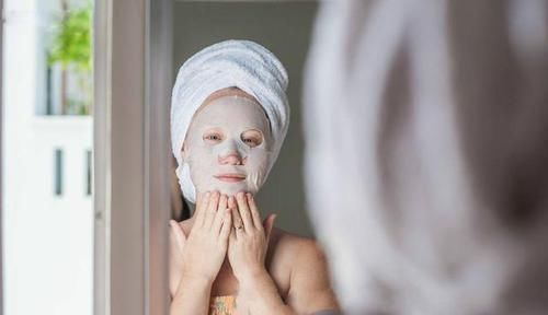 敷面膜时，那张塑料纸别扔了，很多女生都丢了，难怪皮肤越敷越干