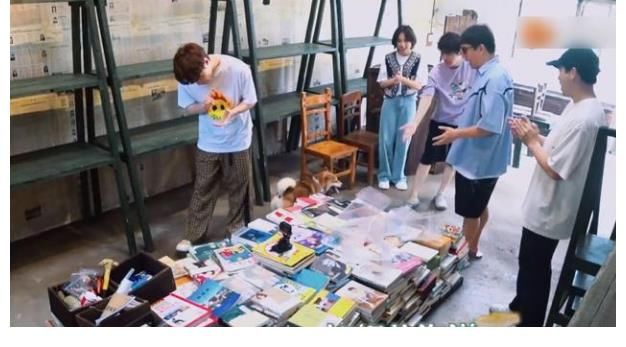 嘉宾们|张艺兴外出招呼小朋友，却意外偶遇吴亦凡，下意识表情太好笑