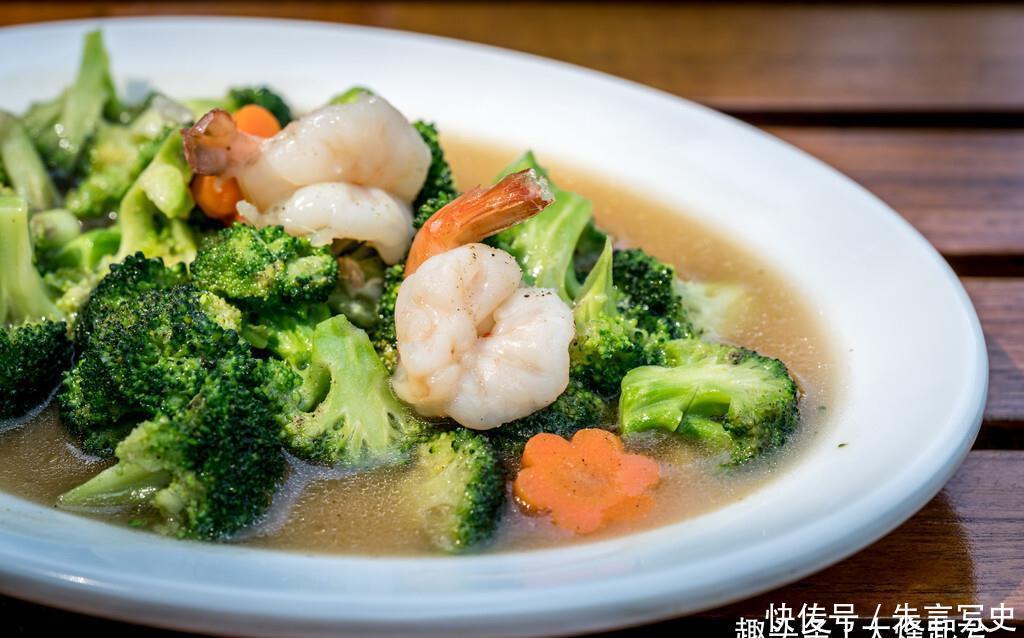 清洗干净|炒西兰花前,西兰花要不要先焯水?颜色发黄不好吃,原来是做错了