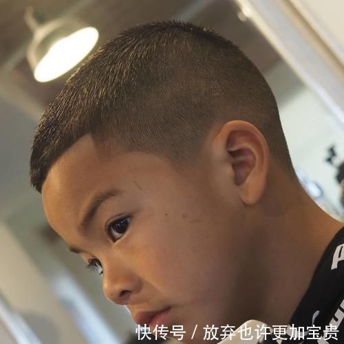 头顶|10款小男孩发型推荐,越剪越有型,给你儿子选一款吧